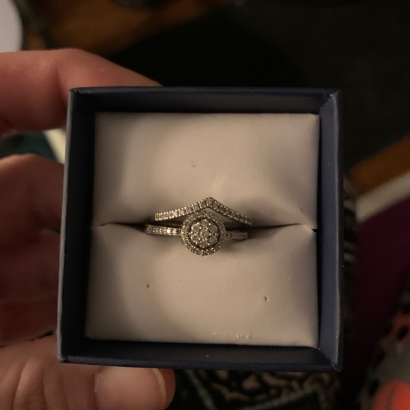 Size 7 engagement ring with wedding band - Picture 2 of 8